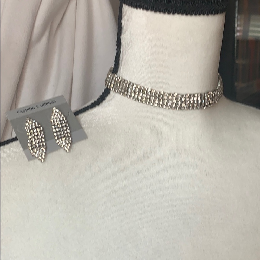 NWT chocker set